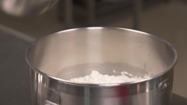Zbliżenie Demonstracji Profesjonalnego Piekarza Dodającego Kurkumę Proszku Mąki Egzotyczne Pyszne — Wideo stockowe