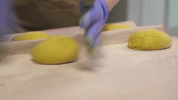 Een Close Van Professionele Chef Die Broodjes Een Met Laken — Stockvideo