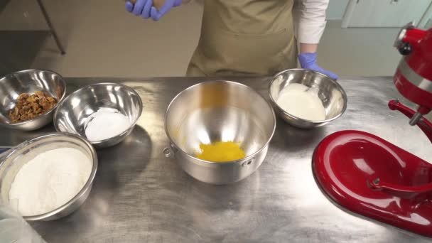 大厨向碗里倒姜黄粉的特写镜头 食品准备的概念 专业面包店 — 图库视频影像