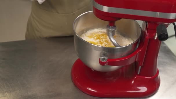 Mieszanie Ciasta Pieczenia Chleba Profesjonalną Spiralą Ugniatającą Kuchni Restauracji Koncepcja — Wideo stockowe