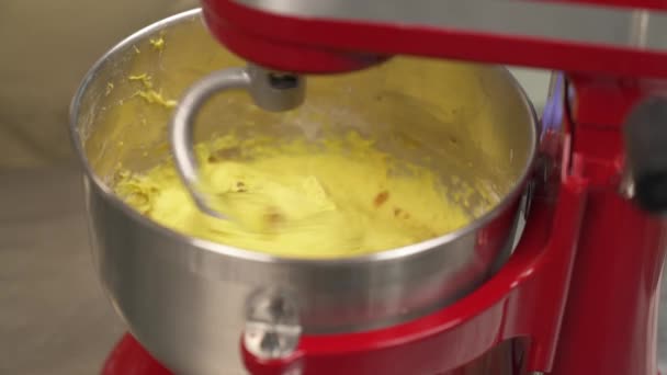 Ein Koch Schaltet Den Professionellen Kneter Aus Und Beginnt Brotteig — Stockvideo