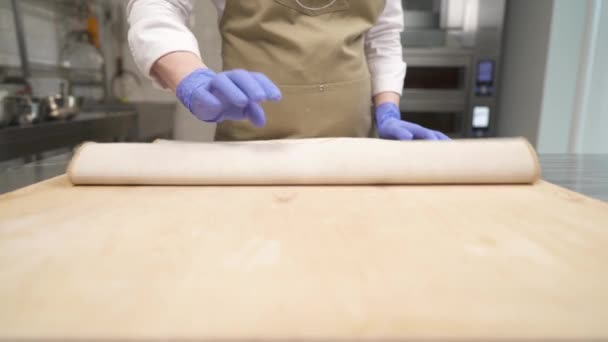 Ein Professioneller Bäcker Rollt Das Tuch Auf Dem Gärblech Zusammen — Stockvideo