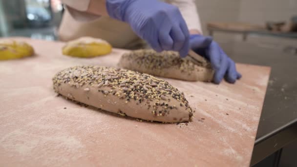 パンのスコアリングを行うプロのパン職人のクローズアップデモビデオ パンのコンセプトを作る — ストック動画