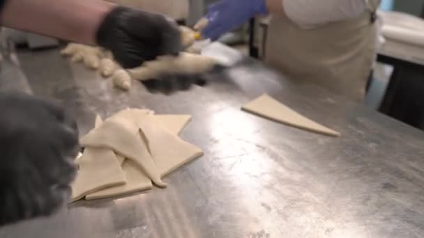 糕点厨师滚动羊角面包面团并将其放在糕点店烘烤盘上的演示视频 — 图库视频影像