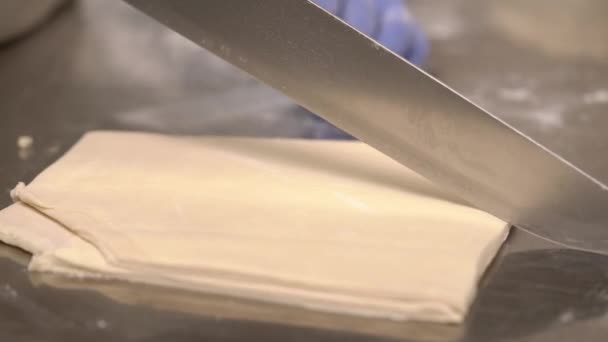 Gros Plan Boulangers Main Tenant Couteau Couper Pâte Crue Croissant — Video