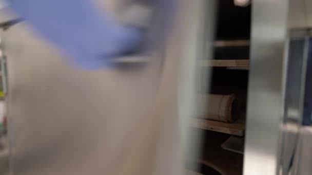 Raftan Somun Ekmek Tepsisi Çıkaran Bir Fırıncı Son Mayalanma Pişirmeden — Stok video