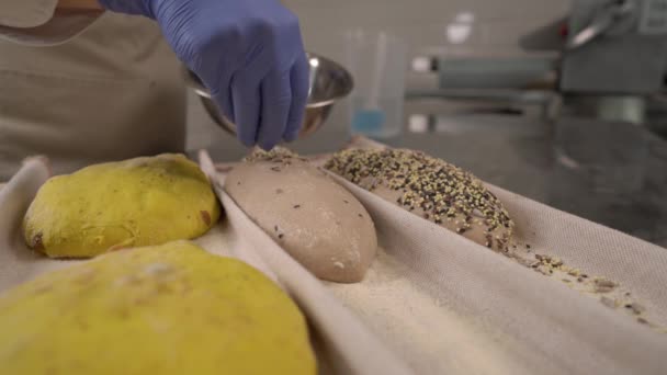 パンを焼く前にパンを飾る専門家のシェフの終わりのデモンストレーション 食料準備の概念 専門店 — ストック動画