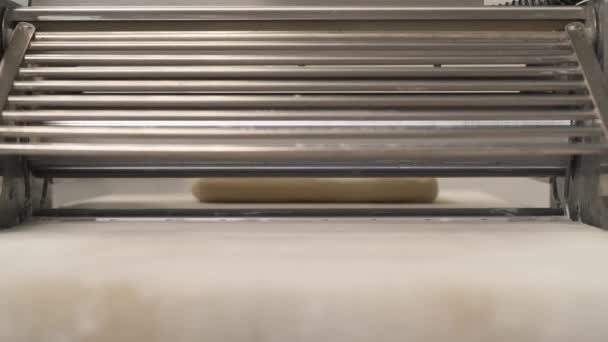 Hamur Kaplama Makinesinin Üzerine Işlenmiş Hamur Pastanede Kruvasan Üretiyor — Stok video