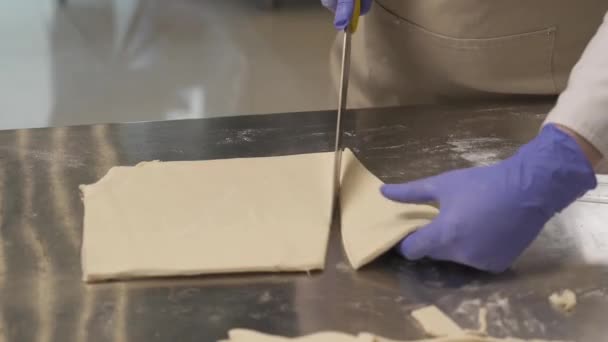반죽을 삼각형 조각으로 자르는 크로와 — 비디오