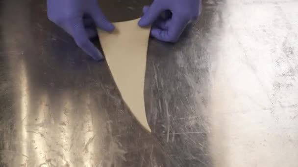 Video Vista Superior Chef Pastelería Profesional Rodando Masa Viennoiserie Cruda — Vídeo de stock