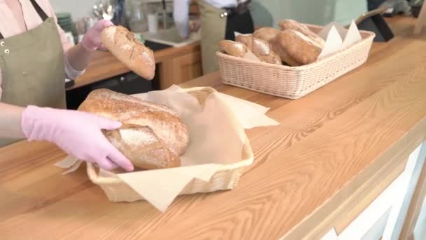 Φρεσκοψημένα Loafs Παραδοσιακού Ιταλικού Ψωμιού Ciabatta Τοποθετημένα Στο Λευκό Καλάθι — Αρχείο Βίντεο
