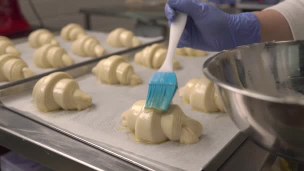 Επαγγελματίας Σεφ Απλώνει Κρόκο Αυγού Στα Κρουασάν Χρησιμοποιώντας Πινέλο Μαγειρικής — Αρχείο Βίντεο
