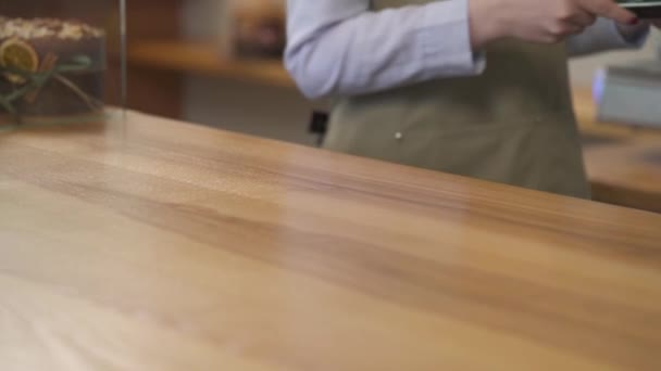 Bir Garson Müşteriye Bir Fincan Sıcak Aromalı Cappuccino Veriyor Sabah — Stok video