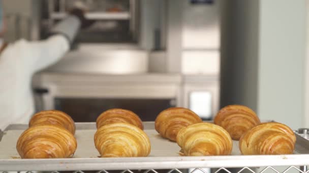 Een Close Van Warme Heerlijke Croissants Het Dienblad Bakkerij Traditioneel — Stockvideo