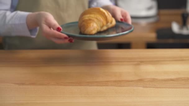 Detailní Záběr Ženy Jak Dává Talíř Chutným Croissantem Dřevěný Stůl — Stock video