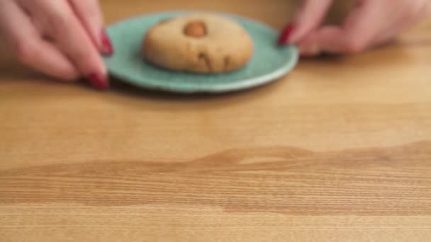 Close Das Mãos Mulher Colocando Prato Verde Com Biscoito Amêndoa — Vídeo de Stock