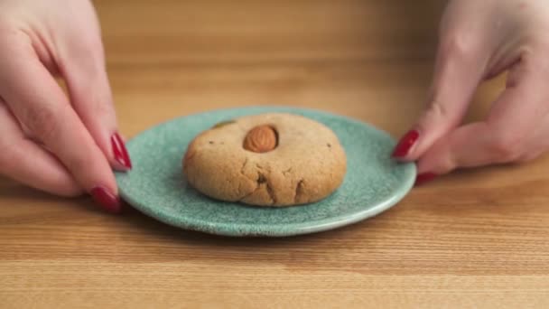 Close Das Mãos Mulher Movendo Prato Com Biscoito Amêndoa Chinesa — Vídeo de Stock