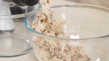 Badem fıstığının alt kısmı yemek işlemcisinde karışıyor. Malzemelerin hazırlanması, sağlıklı yemek pişirme süreci.