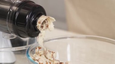 Fındık karıştırma işleminin en üst yakın plan çekimi. Malzemeler hazırlanıyor. Badem sütü