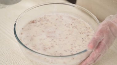 Badem sütü yapma işleminin yakın çekim videosu. Vejetaryen ürünü.