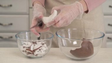 Hindistan cevizi sütü yapmak için hindistan cevizi kesen bir kadın. Sağlıklı beslenme kavramı