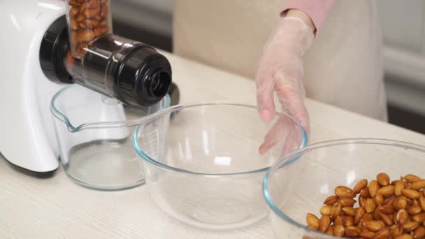 食品加工機でブレンドされたアーモンドナッツのクローズアップデモビデオ ベジタリアン製品 健康的な栄養コンセプト — ストック動画