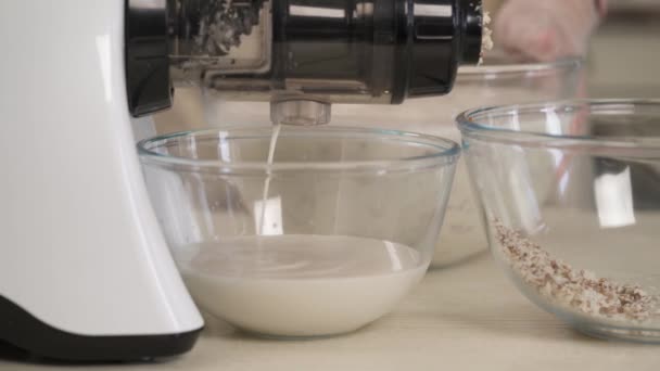 아몬드 우유만드는 과정의 영상입니다 우유는 과육에서 식물성 생산물 — 비디오