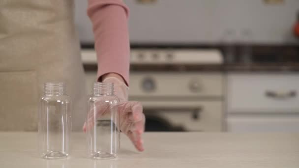 在特写演示视频中 一名妇女正在准备用干净的玻璃瓶来填满瓶子 自制食品的配制 — 图库视频影像