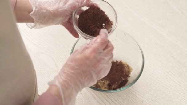 Een Close Van Hand Van Vrouw Met Culinaire Handschoenen Die — Stockvideo