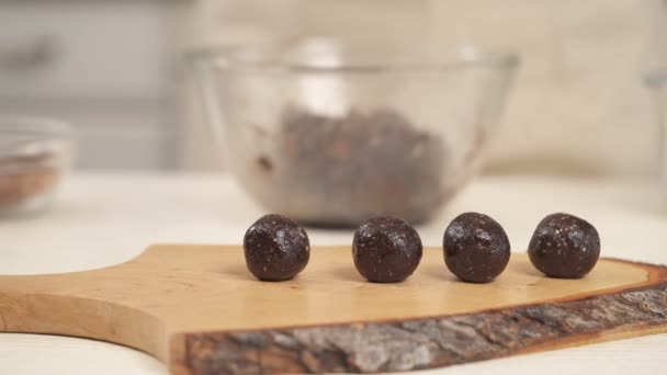 Dulces Sabrosos Nutritivos Caramelos Chocolate Colocados Una Tabla Cocción Madera — Vídeos de Stock