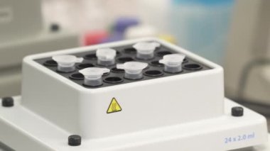 Tıbbi laboratuvar otomatikleştirilmiş insan örnekleri araştırması yapan yakın plan bir makine. En az insan yardımıyla biyolojik materyallerin test edilmesi