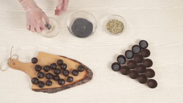 Uma Vista Superior Das Mãos Mulher Decorando Bolas Chocolate Doce — Vídeo de Stock