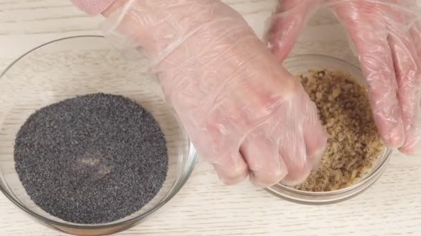 Bir Kadın Eli Yakın Plan Çikolatalı Şekerlemeleri Alıyor Susam Tohumlarıyla — Stok video
