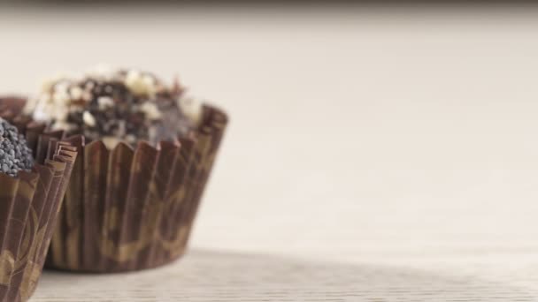 Derecha Izquierda Primer Plano Las Bolas Caramelo Chocolate Dulce Una — Vídeo de stock