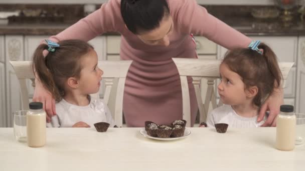 Piękne Bliźniaczki Degustujące Domowe Czekoladowe Kulki Matka Daje Słodycze Swoim — Wideo stockowe