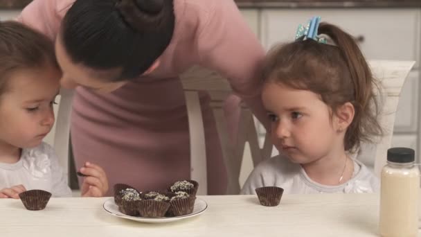 Los Niños Divertidos Les Gusta Comer Dulces Chocolate Caseros Niña — Vídeos de Stock