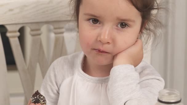 Gadis Kecil Yang Menawan Makan Permen Buatan Sendiri Dengan Buah — Stok Video