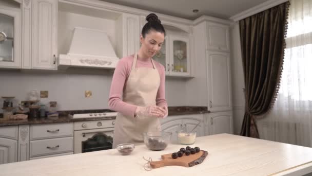 豪華なインテリアキッチンの若い白人女性は チョコレートキャンディーを作り 木製の板に置きます 自家製お菓子レシピデモビデオ — ストック動画