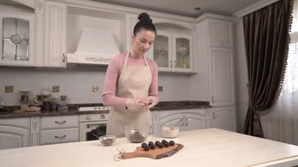 Junge Hausfrau Der Küche Die Schokobonbons Zubereitet Und Auf Das — Stockvideo