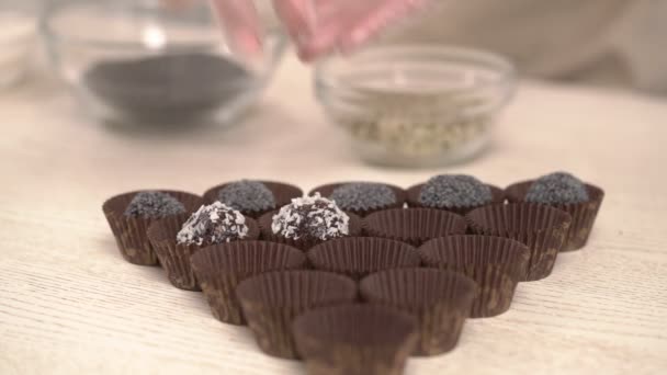 Een Close Van Handen Van Vrouw Plaatst Zelfgemaakte Zoete Chocolade — Stockvideo