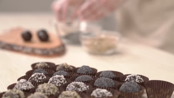 Γλυκιά Νόστιμη Σπιτική Στρογγυλή Σοκολάτα Μπάλες Καραμέλα Στο Προσκήνιο Ένα — Αρχείο Βίντεο
