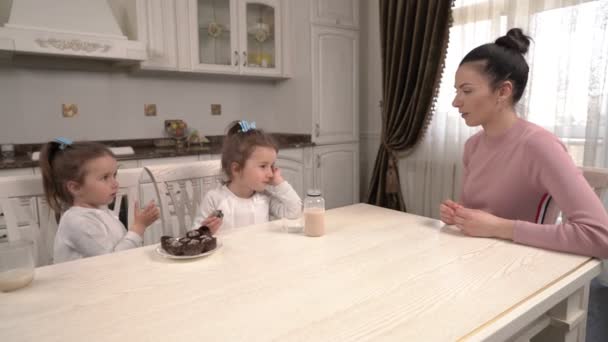 Urocza Matka Jej Słodkie Bliźniaczki Degustacja Domowych Cukierków Rozmowy Kuchni — Wideo stockowe