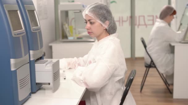 Медичні Технології Працюють Сучасній Лабораторії Науковці Використовують Сучасне Лабораторне Обладнання — стокове відео