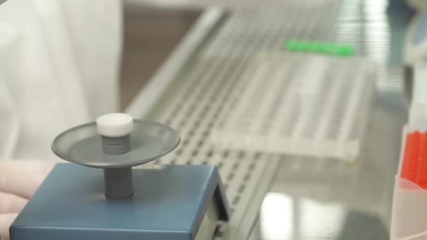 Tıp Teknisyeni Mini Spin Makinesini Küçük Kan Test Tüplerinden Alınan — Stok video