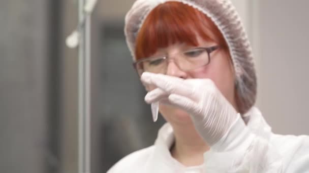 Närbild Laboratorietekniker Som Håller Ett Miniprovrör Med Mänskligt Biologiskt Prov — Stockvideo