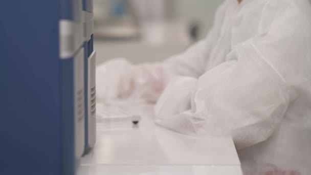 Mikroplattläsare Professionellt Medicinskt Forskningslaboratorium Mikrotiterplattläsare För Biokemisk Analys — Stockvideo