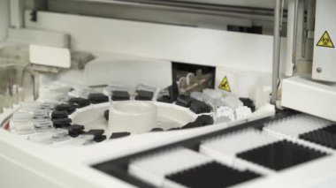 Yüksek teknolojili tıp laboratuarında biyolojik örneklerin otomatik olarak incelenmesi. Profesyonel tıbbi ekipman. Sağlık hizmetleri kavramı.
