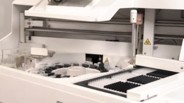 Otomatik biyokimya analizinde biyolojik örnekler üzerinde yapılan otomatik bir araştırma süreci. Profesyonel laboratuvar tıbbi ekipmanları. Sağlık hizmetleri kavramı.