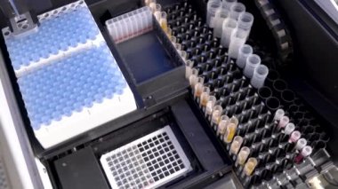 Biyolojik numuneyle tüpten bir doz kan alan otomatik bir analizci. Biyolojik materyalleri en az insan yardımıyla test etmek. Yakın çekim gösteri videosu