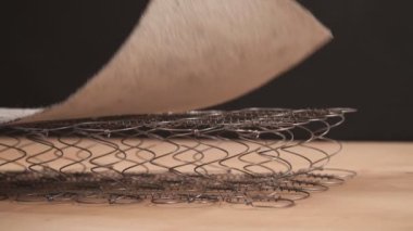 Profesyonel bir fabrika işçisinin köpük çekirdeği ve fiber ambalajla bobinleri kapladığı bir gösteri videosu.